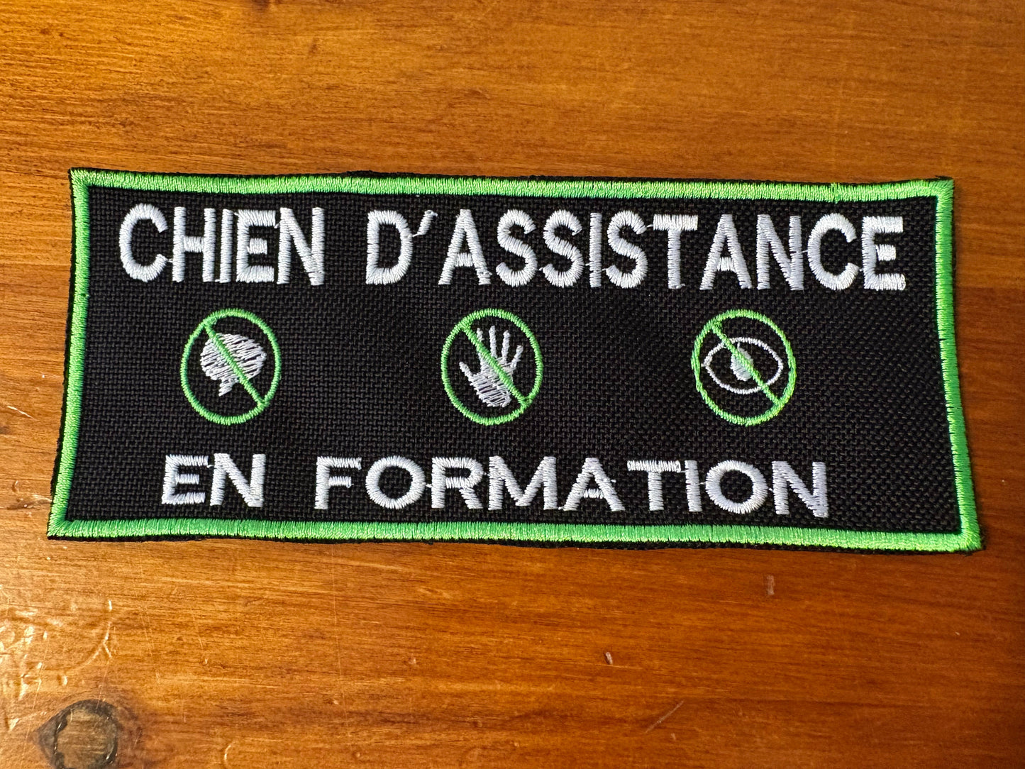 Écusson Patch Brodé avec Velcro “Chien d'Assistance en Formation” (2.5” x 6”)