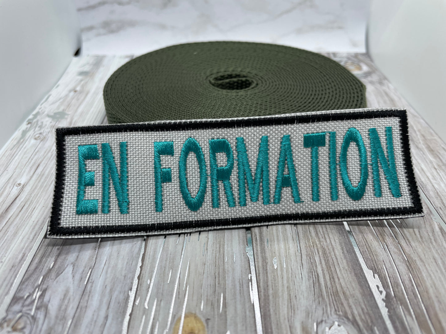 Écusson « Chien de service » – 1,5” x 5” avec dos velcro | Fabriqué au Canada 🇨🇦