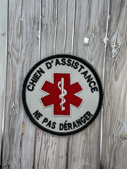 Écusson « Chien d’assistance » – 3,5” en français | Dos velcro | Fabriqué au Canada 🇨🇦